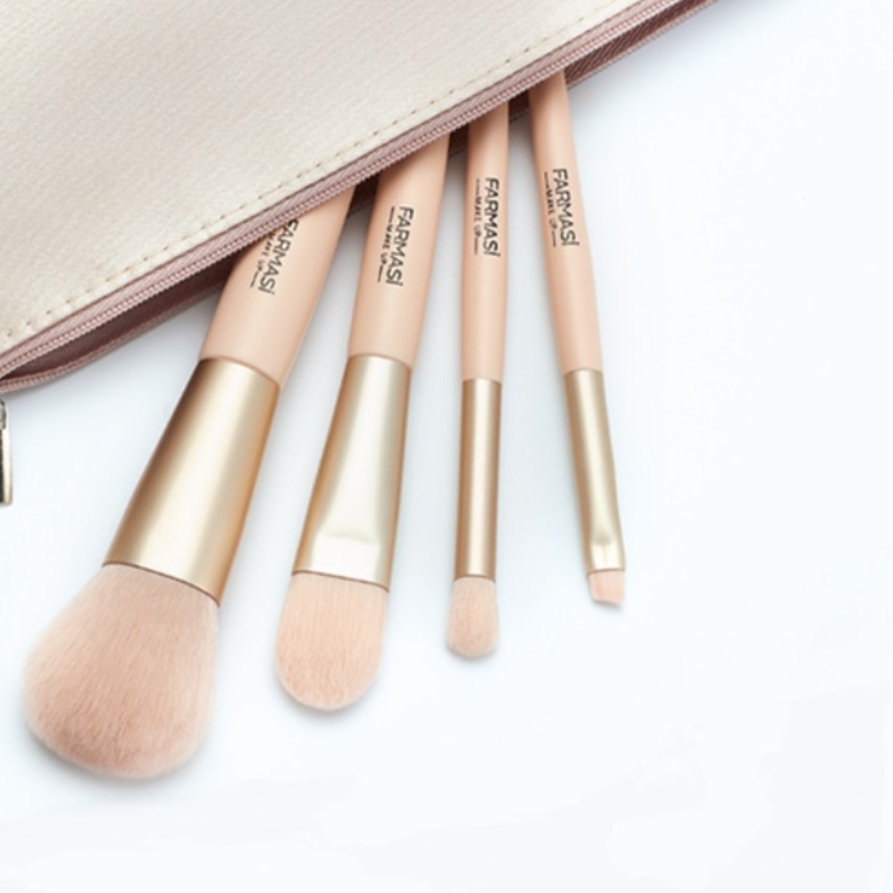 Brush set.